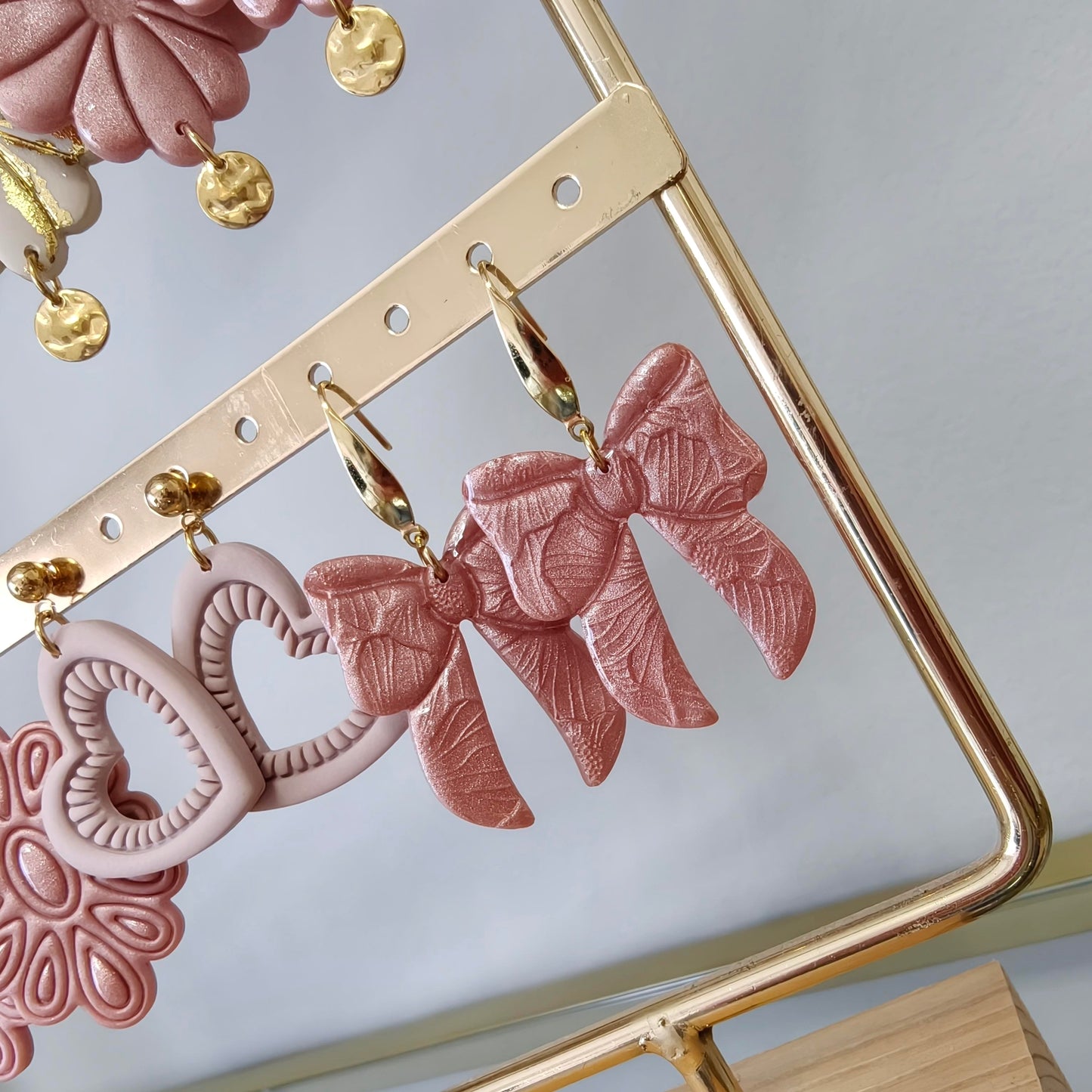 Polymeerklei oorbellen strik rosé goud