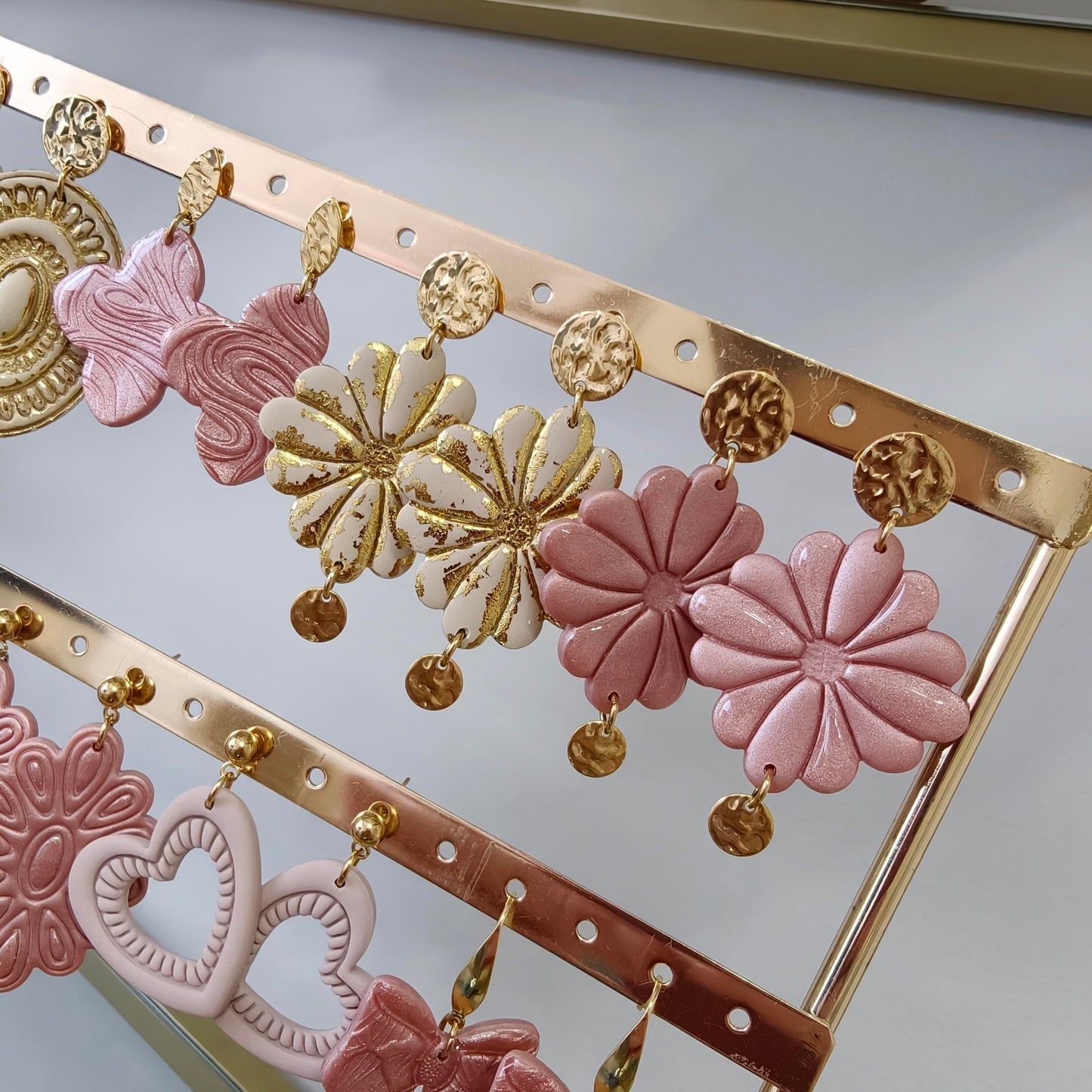 Poymeerklei oorbellen dahlia goud