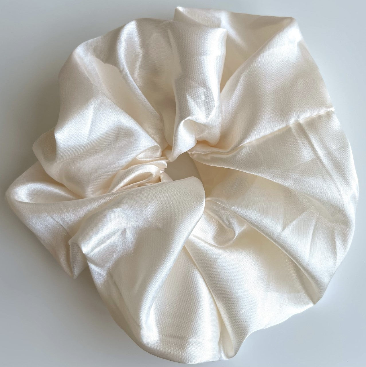 Scrunchie satijn gebroken wit