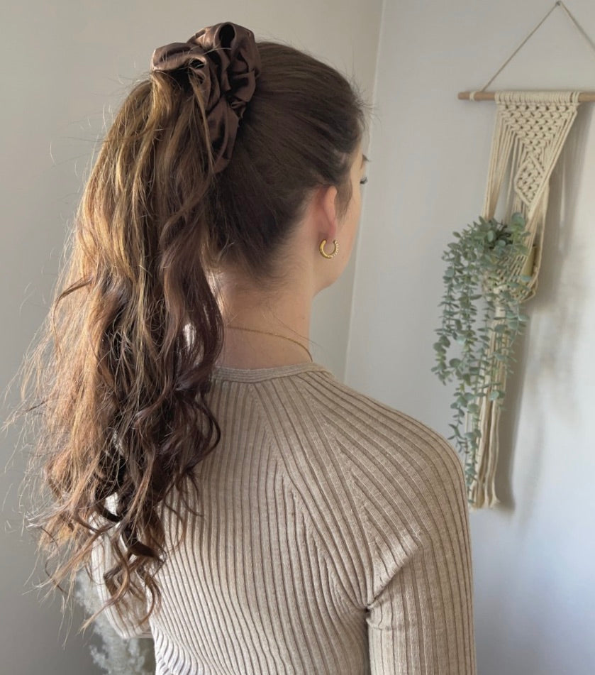 xxl grote satijnen scrunchie bruin