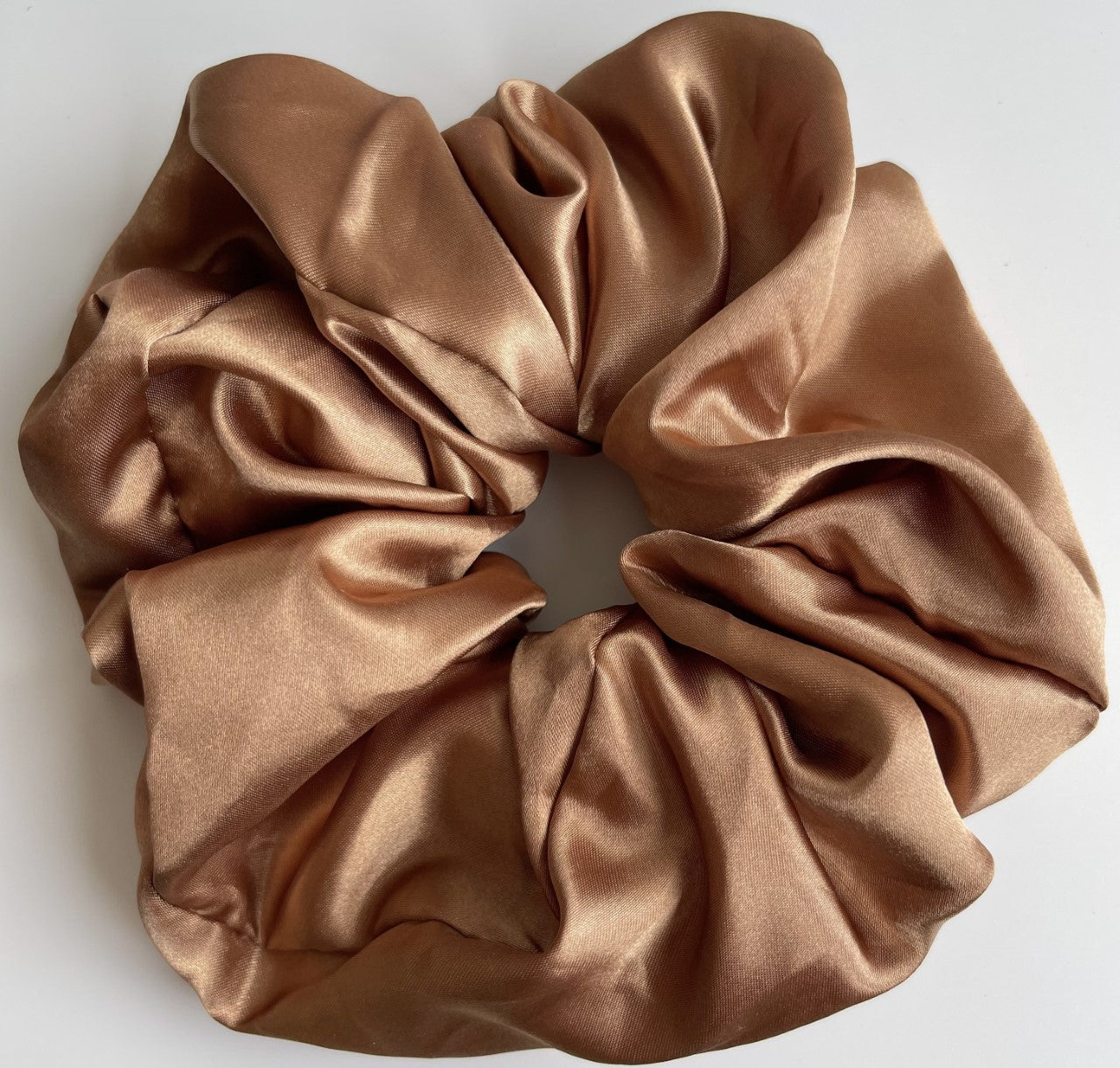 grote xxl satijnen scrunchie bruin