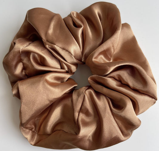 grote xxl satijnen scrunchie bruin