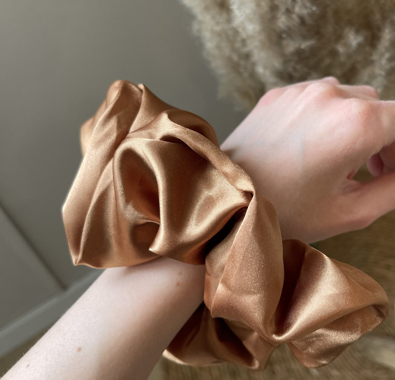 xl scrunchie satijn bruin groot