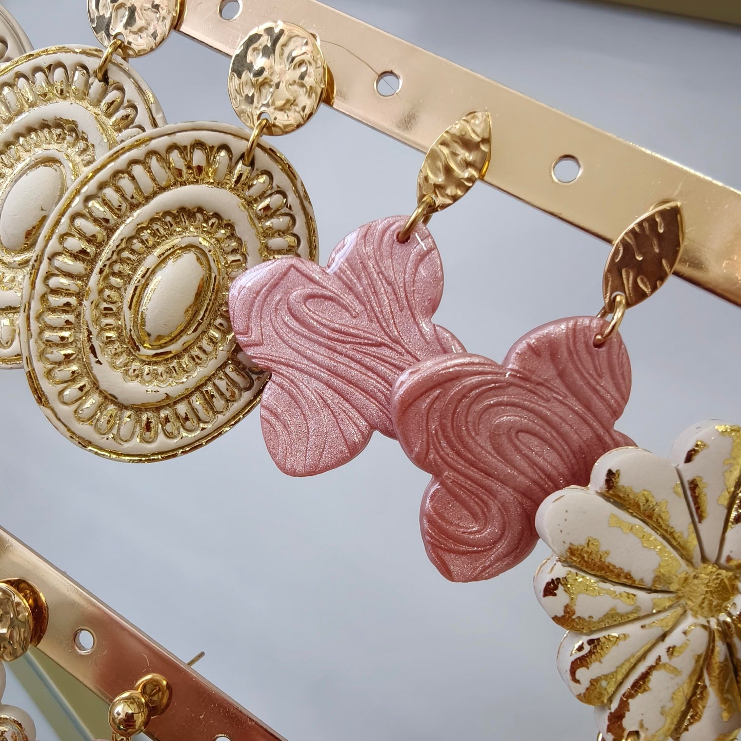 Polymeerklei oorbellen boho beige goud